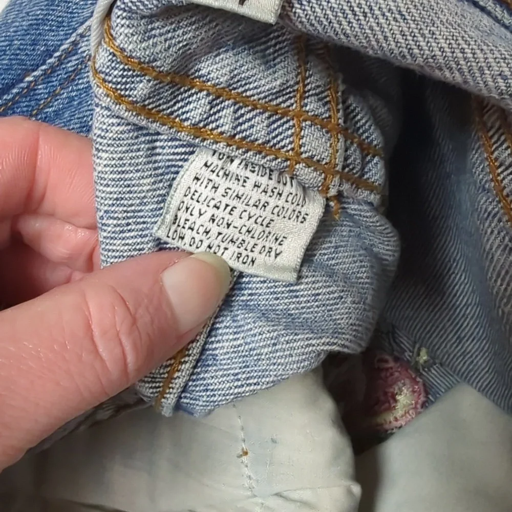 Vintage 90's High Rise Acid Washed Boho Mom Jeans With Embroidered Roses